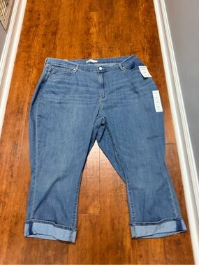 Levi plus size mid rise Capri Cropped Roll-Cuff Jeans - Light weight Blue Jean